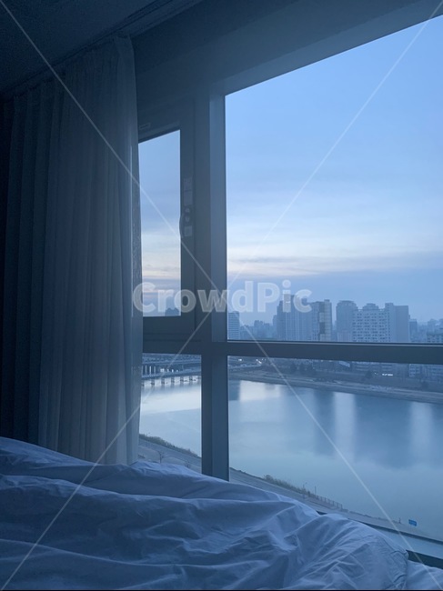 창밖,한강,이른시간,침대,침실풍경,새벽,하늘,강,시작,이불,호텔