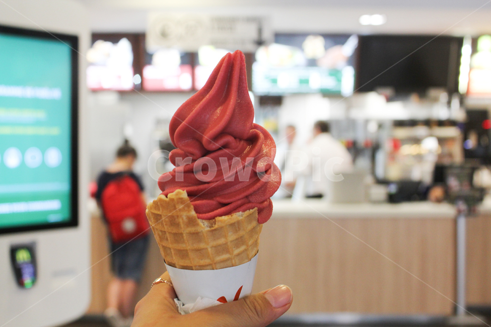 아이스크림,콘,딸기,신선한,얼음,아이스,디저트,냉동,달콤한,icecream,fresh,dessert,sweet,italy,음식,식재료,요리,food,cook,meal,dishes,food reserves,디저트,간식,후식,dessert,snack