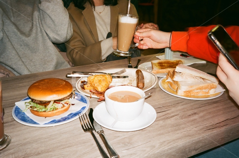 영국,영국의아침,음식,burger,theenglishbreakfast,사람,person,빈티지,vintage,포크,fork,cup,tea,컵,차,커피,coffee,아침식사,조식,브런치,breakfast,brunch