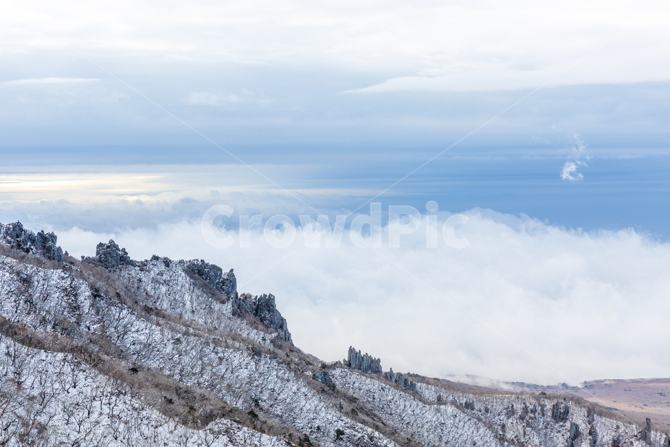 한라산,제주도,영실코스,구름,설산,산정상,제주오름,겨울,계절,winter,season,자연,풍경,nature,landscape,outdoors,옥외,mountain,산,mountain range,산맥