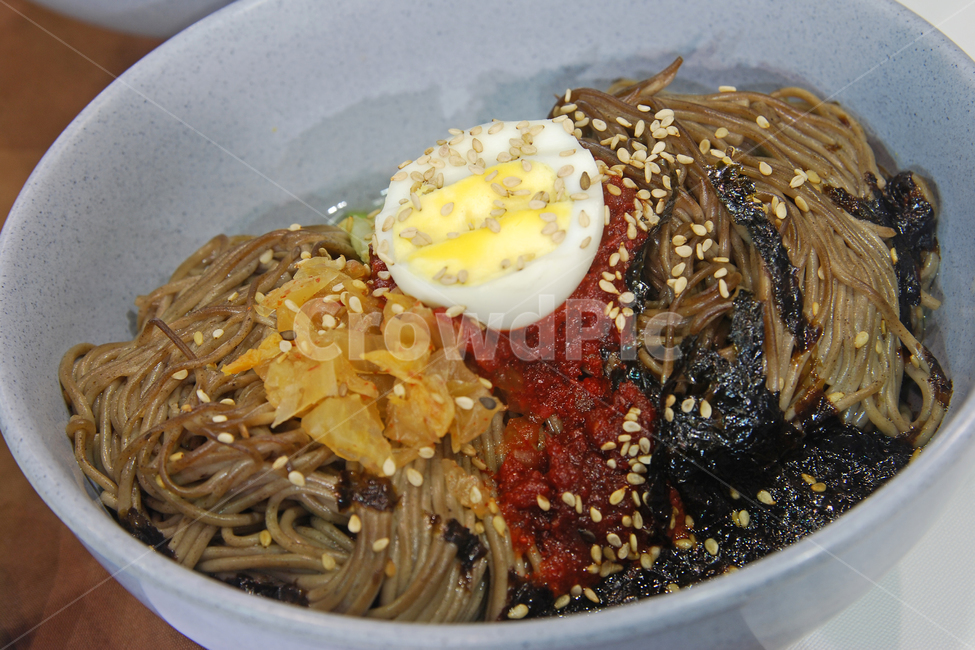 메밀막국수,막국수,국수,메밀,메밀국수,비빔국수,한식,음식,요리,계란,삶은계란,소스,양념,김,깨,한국,한국음식,강원도,그릇,음식,식재료,요리,food,cook,meal,dishes,food reserves,한식,한국음식,한국요리,korean food,korean dishes,korean meal,korean cook