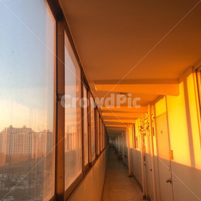 아파트,복도,저녁,노을,햇빛,햇살,태양,주황,도시,풍경,city,landscape,flooring,바닥,corridor,floor