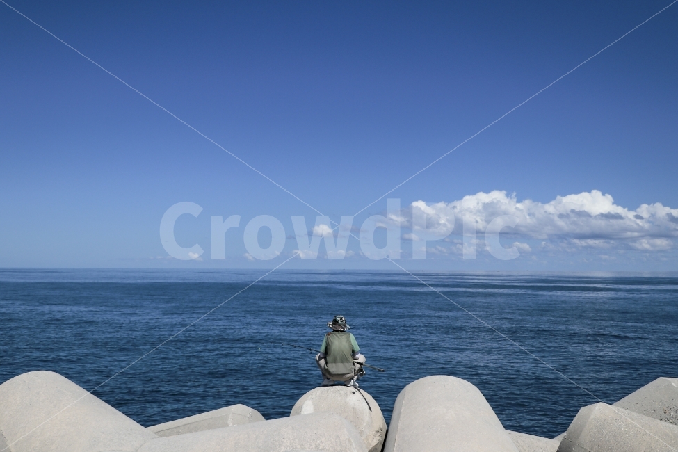낚시,낚시꾼,바다,하늘,기다림,구름,안목해변,자연,풍경,nature,landscape,사람,인물,인간,human,person,남성,남자,man,male,스포츠,레저,운동,sports,leisure,exercise