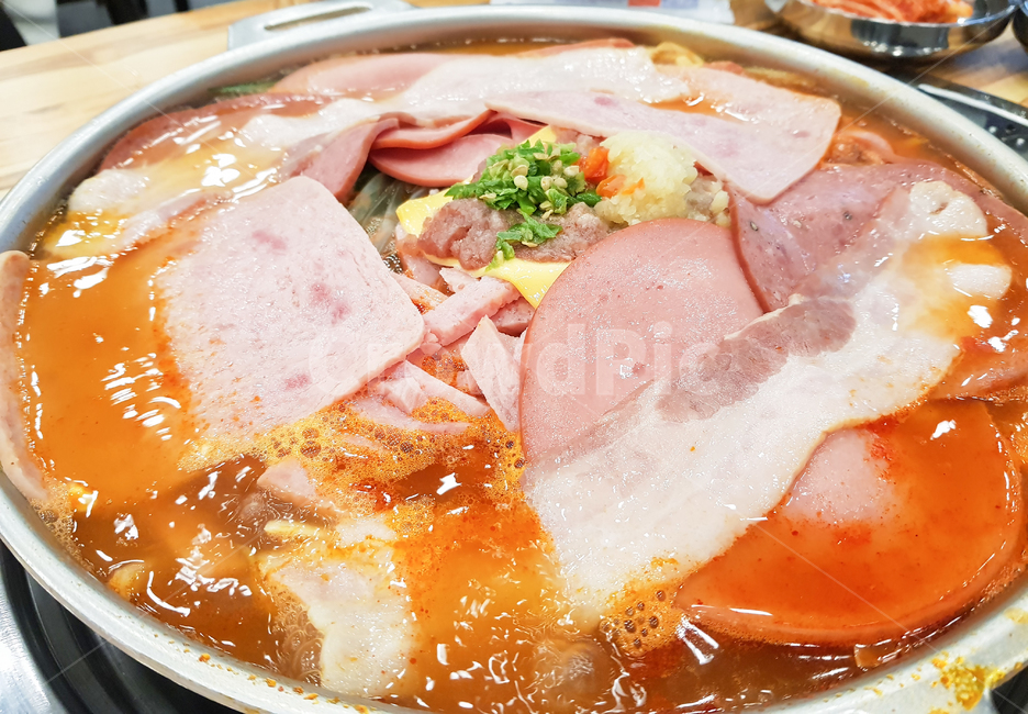 부대찌개,한국요리,한식,한국음식,치즈,사리,햄,얼큰,매운,매콤,음식,식재료,요리,food,cook,meal,dishes,foodreserves,koreanfood,korea,korean,반찬,해장,안주,국물,술안주,찌개,먹방,한국식,먹거리,소세지,국물요리,음식,식재료,요리,food,cook,meal,dishes,food reserves