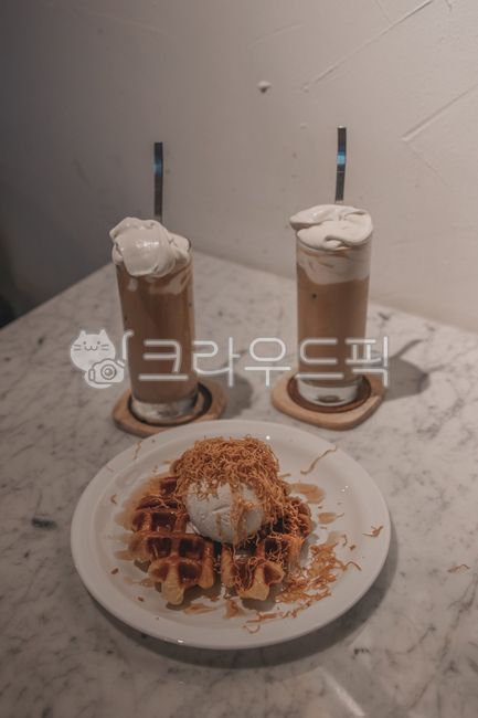 디저트,크로플,커피,음료,라떼,에스프레소,바닐라라떼,와플,마실것,카페음료,크림,휘핑크림,카페음식,후식,베이커리,맛있는,달콤한,달달한,아이스크림,브라운치즈,bakery,dessert,coffee,cream,latte,waffle,beverage,drink,음식,식재료,요리,food,cook,meal,dishes,food reserves,디저트,간식,후식,dessert,snack