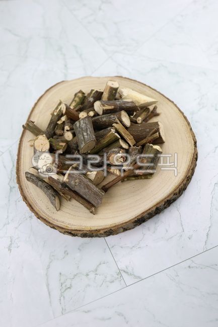 벌나무,벌나무가지,산청목,약초,약재,한약재,한약재료,한방재료