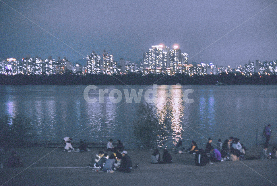 한강,야경,river,피크닉,picnic,밤,night,nightscene,물빛,감성,야경,밤,풍경,nightscape,night,landscape,도시,city,한국도시풍경,한국도시경관,korea cityscape,사람들,대중,군중,other people,crowd,감성,sensible,feeling,휴식,힐링,rest,relaxation,healing,military,군
