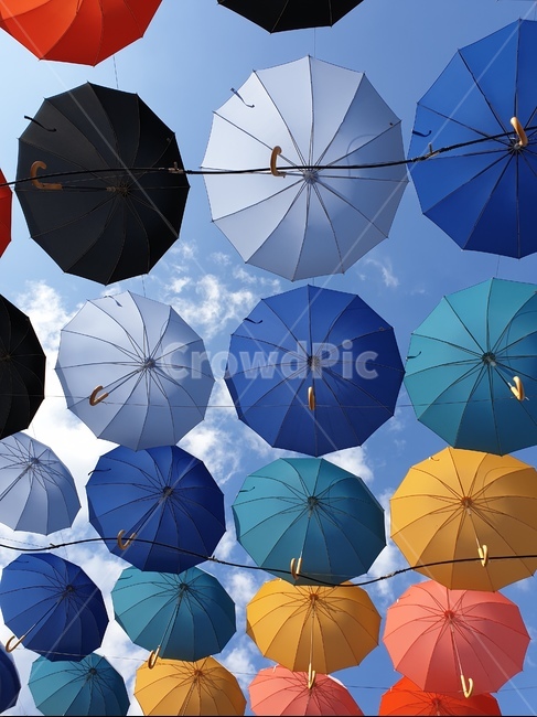 umbrella,우산,하늘,colorful,무지개우산,그늘,조형물,가림막,컬러,감성,해가림,색채,우산풍경