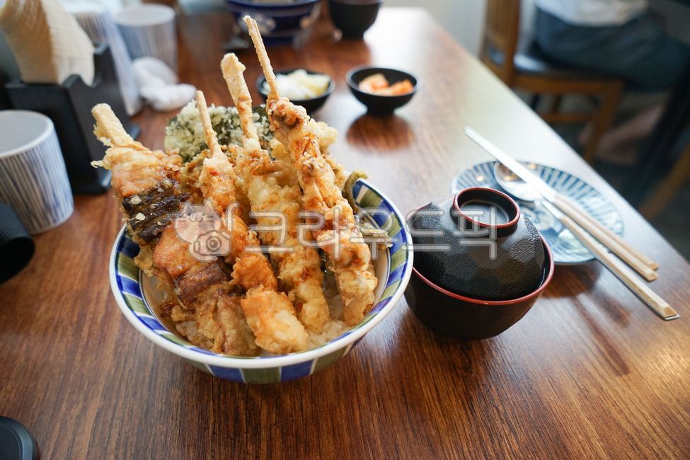 요리,야키토리,덮밥,식사,점심,저녁,meal,숫가락,젓가락,테이블,그릇,일식,food,음식