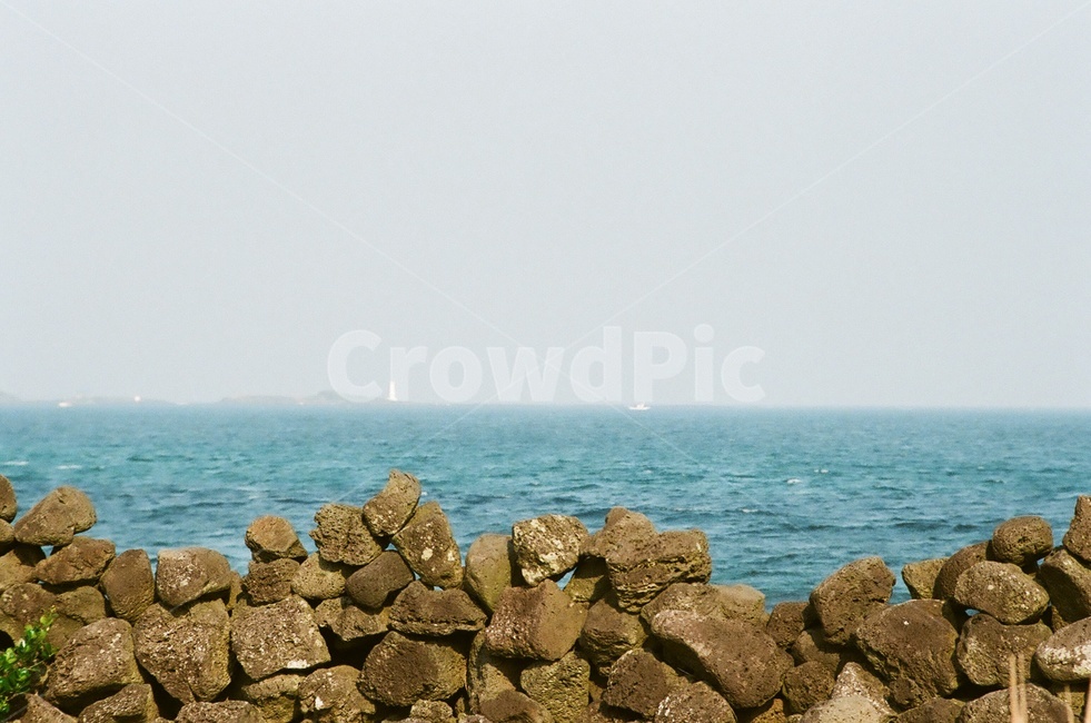 바다,필름사진,필름,fm2,돌,제주도,자연,풍경,nature,landscape,해변,바다,beach,sea,제주도,jeju,jeju island,rubble,파편