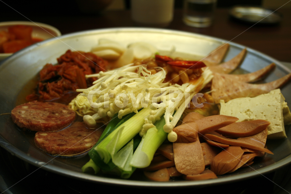 음식,찌개,부대찌개,한국,얼큰,소세지,햄,버섯,파,음식,식재료,요리,food,cook,meal,dishes,food reserves,한식,한국음식,한국요리,korean food,korean dishes,korean meal,korean cook