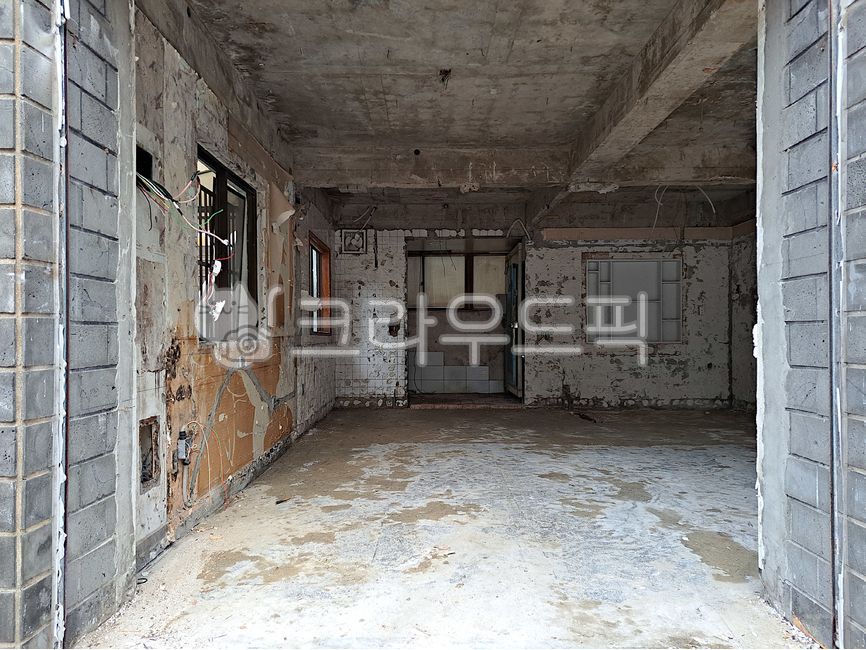 concrete,remodeling,iron frame,inside,house,building,Interior construction,Commercial construction,inside wall,construction,floor,prison,architecture,construction work,framing,store,Internal construction,housing construction,Building construction,cement,r