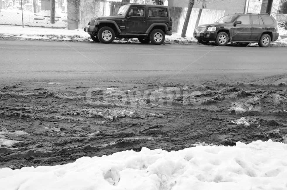 transportation,교통,automobile,자동차,vehicle,차량,car,차,tire,기계,machine,바퀴,wheel,타이어,spoke,살,winter,겨울,눈,snow,겨울,계절,winter,season,흑백,모노톤,monochrome,black and white