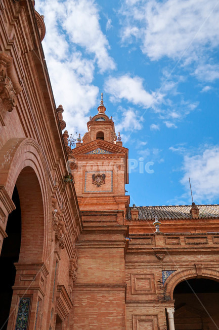 세비야,person,사람,human,인간,스페인,유럽,건물,건축물,architecture,europe,spain,seville,plazadeespaña,spainsquare,sky,하늘,sunny,tower,탑,spire,첨탑,steeple,뾰족한탑
