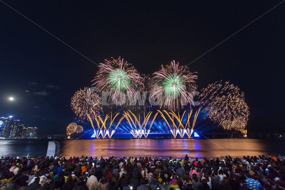불꽃,부산,광안리,불꽃축제,부산불꽃축제,야경,바다,인파,구경,물,반영,빛,야외,바닷가,해변,축제,페스티벌,행사,반짝반짝,펑펑,사람,군중,부산야경,부산축제,밤,밤바다,fireworks,night,festival,person,crowd,sea,풍경배경,배경,부산배경,야경,밤,풍경,nightscape,night,landscape,사람들,대중,군중,other people,crowd,축제,행사,festival,carnival,event