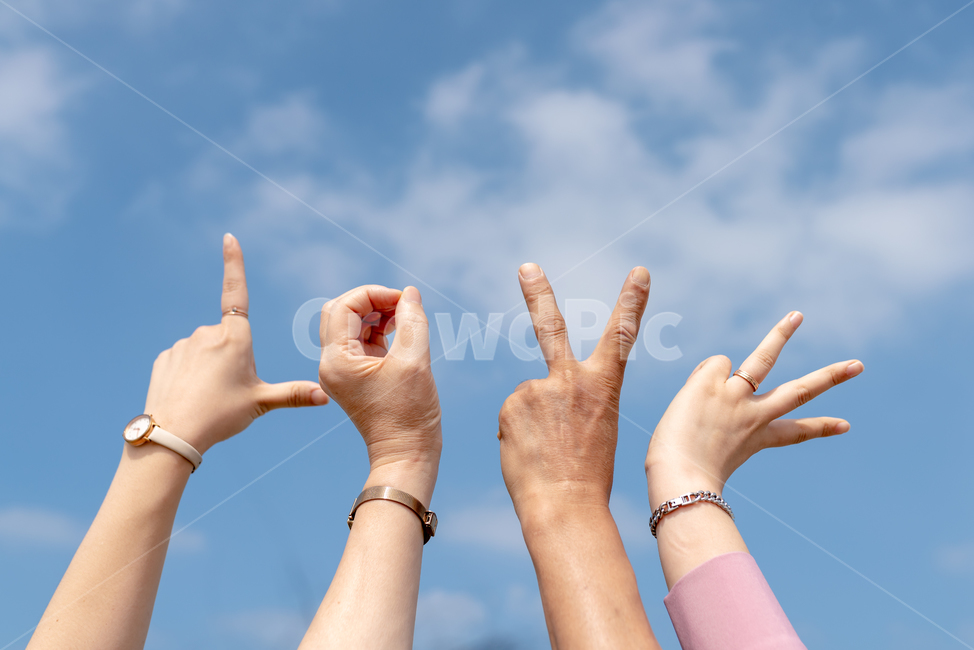 손,배경,배경이미지,백그라운드,심장,하트,러브,사랑,오브젝트,정열,형상,형체,상징,심벌,손가락모양,love,그룹,단체,휴가,휴양,하늘,구름,바다,휴식,finger,손가락,person,사람,human,인간,손,제스처,표시,손짓,표현,gesture,hand,sign,expression,감정표현,기분,feeling,emotion