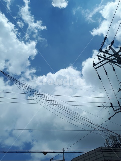 하늘,푸른하늘,구름,전봇대,전선줄,sky,bluesky,낮,daytime,cloud,telephonepole,electricwire,electriccord,electriccable