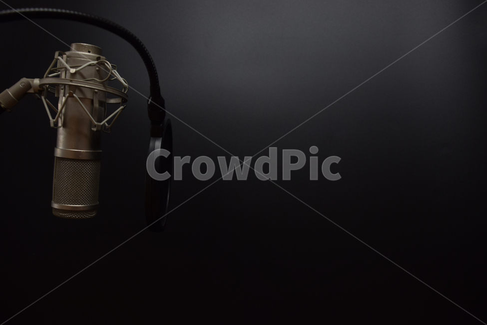 마이크,방송,엔터테인먼트,라디오,녹음,연설,인터뷰,보도,언론,매체,비즈니스,비지니스,강연,목소리,음악,소리,뮤지컬,기술,노래방,가수,사물,물건,오브젝트,thing,object,matter,악기,음향기기,musical instrument,musical equipment