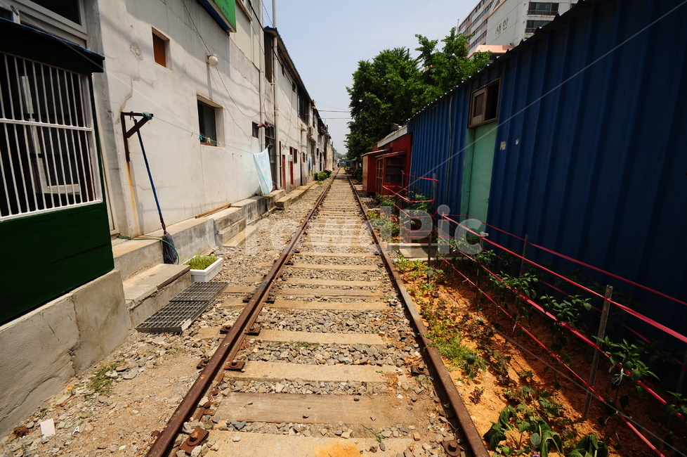 철길,철길마을,철도,기찻길,기차길,선로,레일,벽,골목길,alley,빈티지사진,빈티지느낌,빈티지감성,vintage,railway,rail,train track,transportation,교통