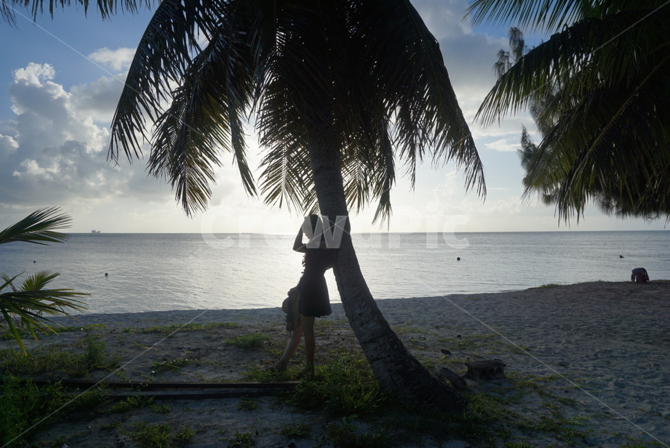 바다,여행,노을,해변,역광,여자,beach,saipan,vacation,여성,사람,lady,trip,사이판,sunset,옆모습,마이크로비치,microbeach,휴가,야자수,해외여행,원피스,휴양지,바닷가,실루엣,저녁,석양,하늘,구름,lonely,여름,summer,고독,고독함,외로움,쓸쓸함