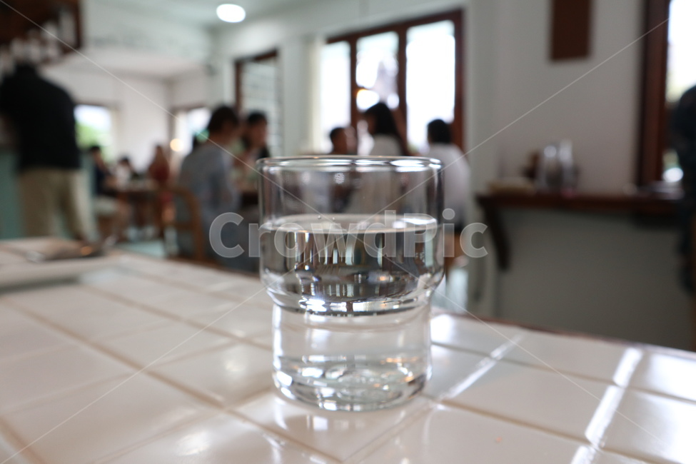물컵,컵,물,식당,유리잔