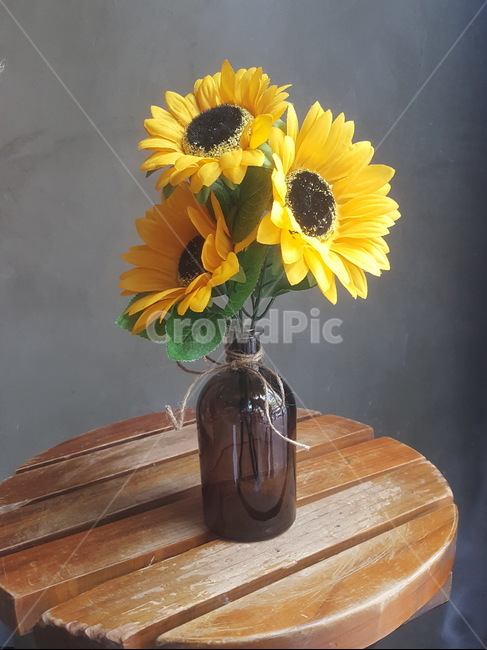 해바라기,조화,해바라기3송이,갈색꽃병,나무탁자,꽃병과탁자,해바라기조화