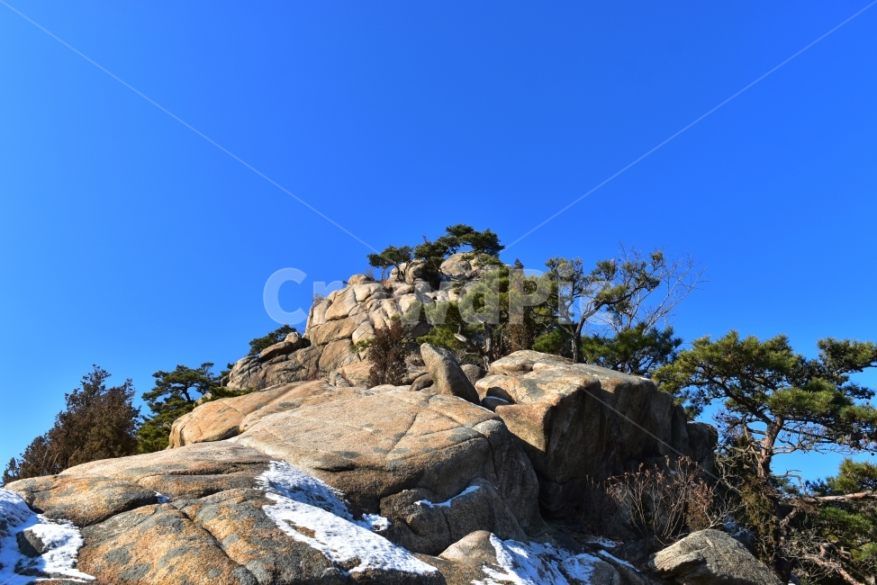 관악산,풍경,겨울,자연,눈,스포츠,등산,산행,nature,snow,겨울풍경,느낌,아름다운,신비로운,경이로운,기암,바위,암봉,암릉,다큐,필,힐링,명산,landscape,winter,season,트레킹,100대명산,인기명산,조망,전망,정부청사,6봉,수목원능선,바윗길,암릉길,명품송,소나무,명품코스,겨울,계절,winter,season,자연,풍경,nature,landscape,한국자연풍경,한국자연경관,korea nature landscape,outdoors,옥외,cliff,낭떠러지