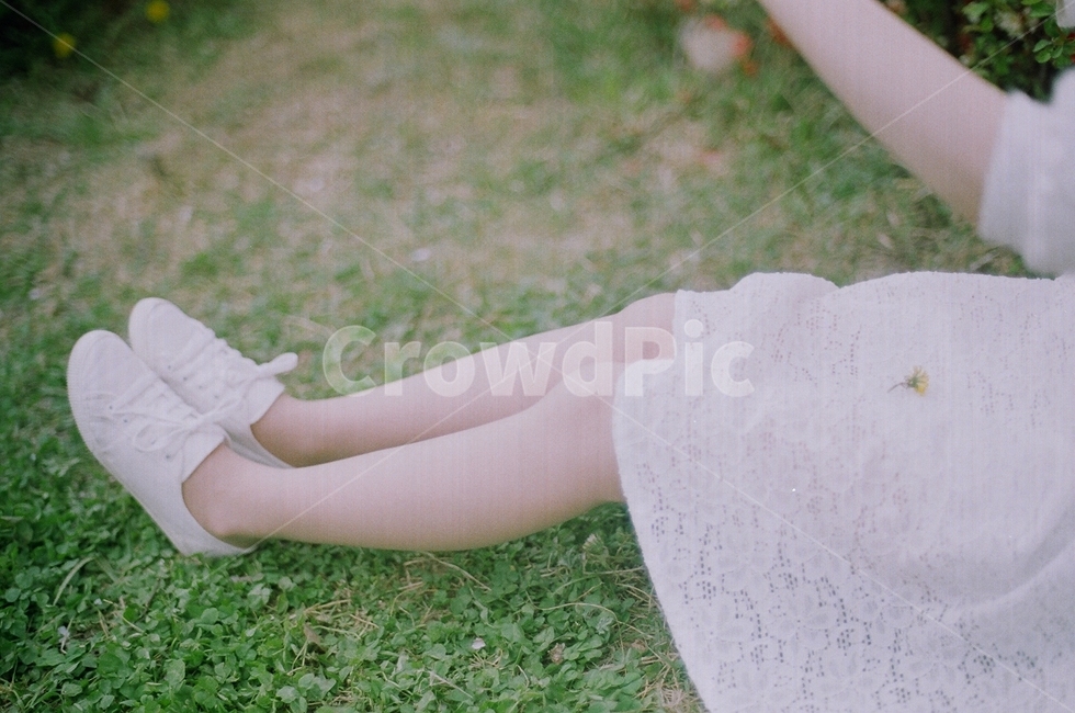 인물,portrait,필름,film,여자,woman,필름사진,발,foot,잔디,감성,sentimental,사람,인간,human,person,사람,인물,인간,human,person,신체일부,몸,body,여성,여자,woman,female,lady