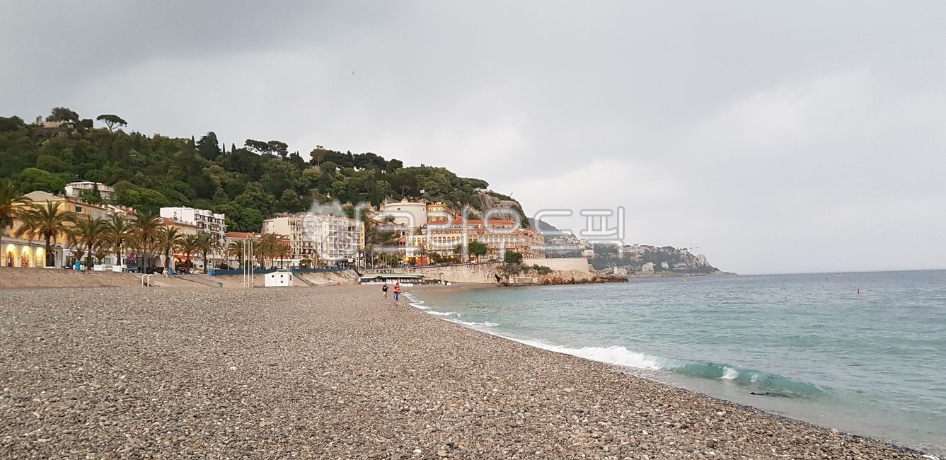 프랑스,니스,france,nice,해안선,shoreline,promontory,곶,물,water,바다,sea,자갈,자연,바닷가,해변,beach