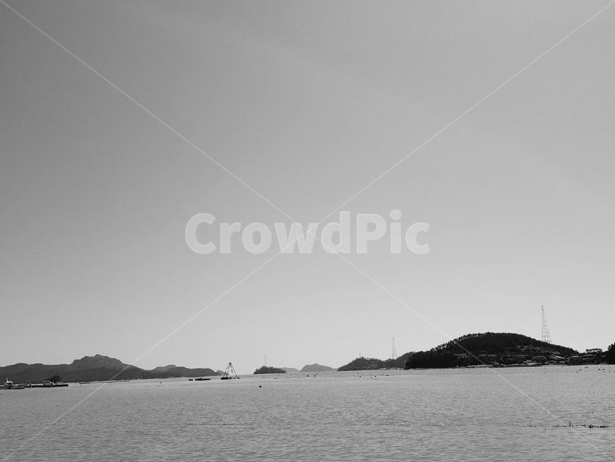 sea,바다,섬,흑백,자연,물,자연,풍경,nature,landscape,흑백,모노톤,monochrome,black and white,outdoors,옥외,land,땅,ocean,대양,water,shoreline,해안선