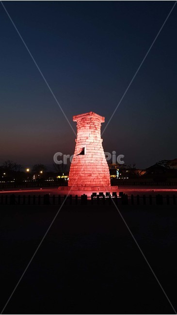 첨성대,경주,천문,관측,천문대,유적,유적지,문화,역사,답사,탐방,여행,야경,밤,풍경,nightscape,night,landscape,한국전통,한국문화,korean traditional,korean culture,랜드마크,landmark,tourist attraction,한국랜드마크,한국관광지,한국명소,korea landmark,korea tourist attraction,architecture,건축물,building,건물,tower,탑