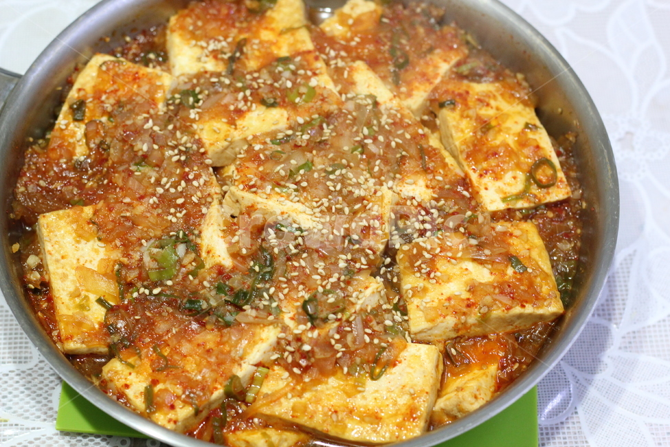 두부조림,두부,양념,깨소금,파,고추가루,스텐레스팬,음식,food,한식,마늘