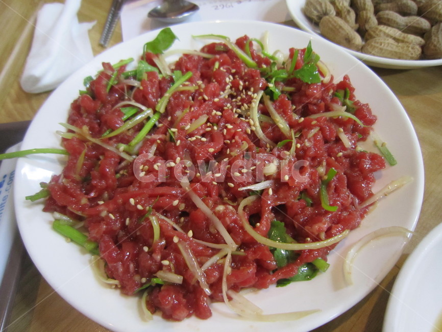 식물,plant,소,소고기,육회,맛있는,양파,사시미,날것,요리,음식,생고기,소주,안주,식사,땅콩,숟가락,젓가락,물티슈,휴지,티슈,접시,가득,배부른,식당,식탁