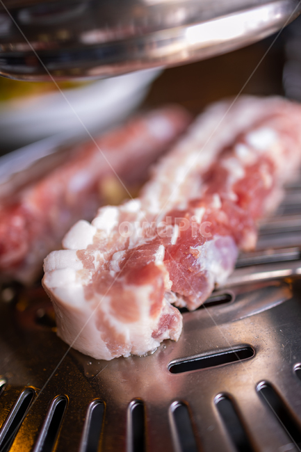 background,barbecue,closeup,cook,cooking,cuisine,delicious,dinner,dish,eat,food,fresh,gourmet,grill,grilled,ingredient,meal,meat,plate,pork,raw,red,restaurant,tasty,고기,돼지고기,삼겹살,지방,육식,육류,그릴,단백질,생고기