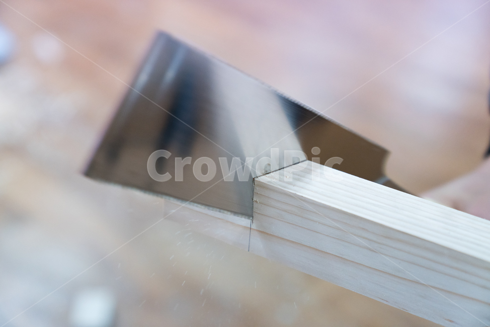 목공,실내,건축,목수,인테리어,나무,목재,도구,공구,금속,탁자,테이블,기술,가공,수작업,수공구,위험한,날카로운,먼지,가루,톱,톱질,톱밥,톱날,자르다,절단,작업,양날톱,반사