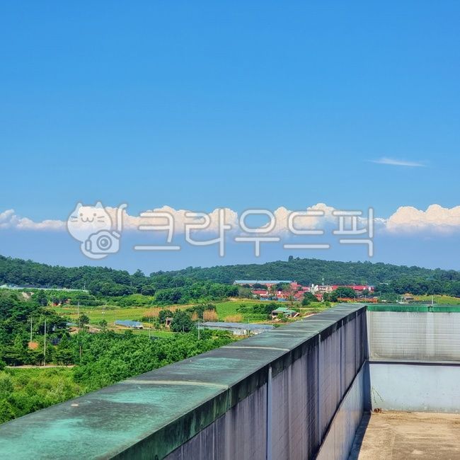 하얀구름,한줄구름,맑은하늘,푸른하늘,스위스,느낌,감성사진,옥상배경,옥상뷰,초원,들녘,들판,잔디,시골집,시골배경,시골경치