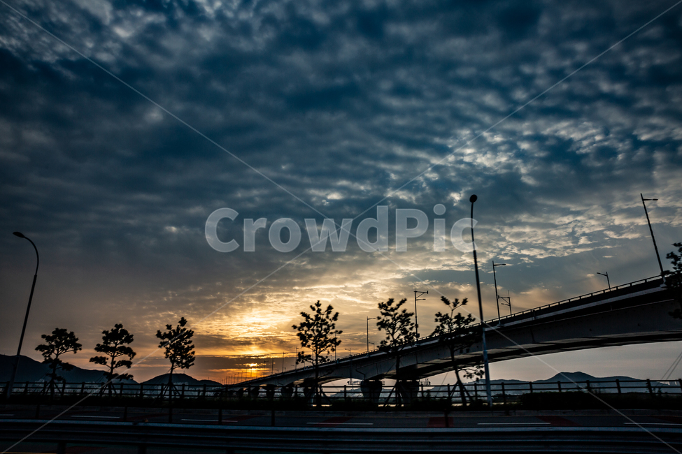 일출,구름,흐린날,다크한날,우중충,새벽,새벽날씨,자연,풍경,nature,landscape,road,도로,freeway,고속 도로