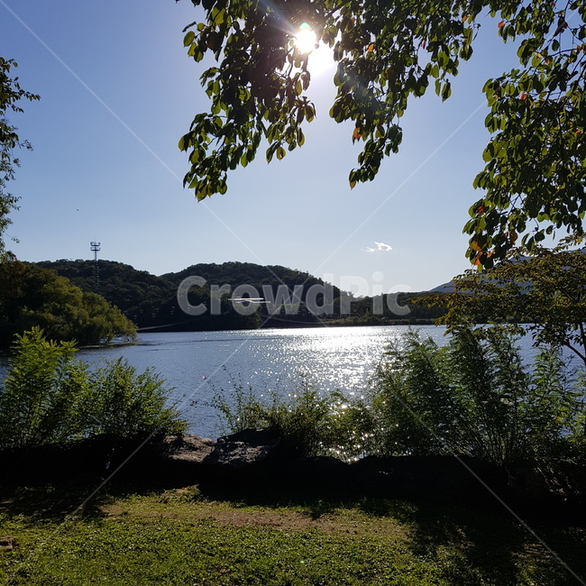호수,햇빛,산,잔디,나무,하늘,자연,nature,나뭇잎,물,구름,잔잔한,고요한