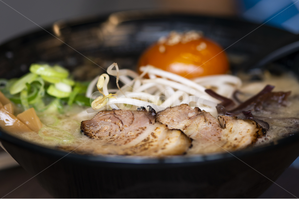 라멘,일본,라면,챠슈,계란,돈코츠,돼지고기,숙주,반숙,뜨거운,고소한,맛있는,음식점,가게,맛집,일본식,칼칼한,걸쭉한,누들,noodles,ramen,japan,요리,검정그릇,음식,식재료,요리,food,cook,meal,dishes,food reserves,면류,면요리,noodles,일식,일본음식,일본요리,Japanese food,Japanese dishes,Japanese meal,Japanese cook
