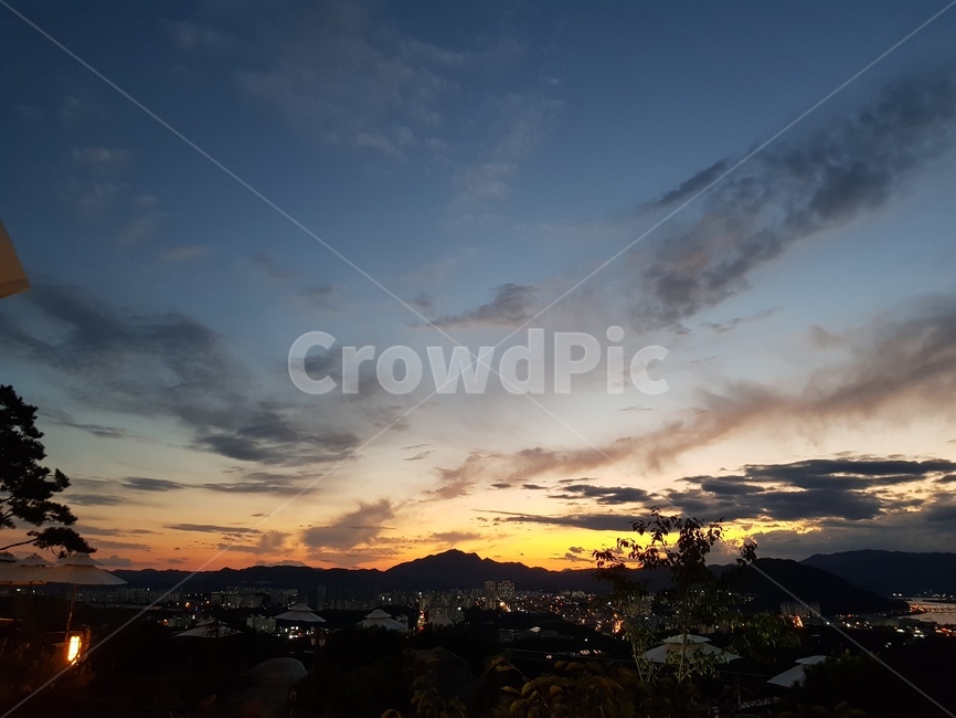 가을하늘,노을,자연,sky,구름,풍경,야경,밤,풍경,nightscape,night,landscape,도시,city,nature,outdoors,옥외,하늘,dusk,황혼,sunset,일몰,red sky,붉은 하늘,dawn,새벽,sunlight,햇빛