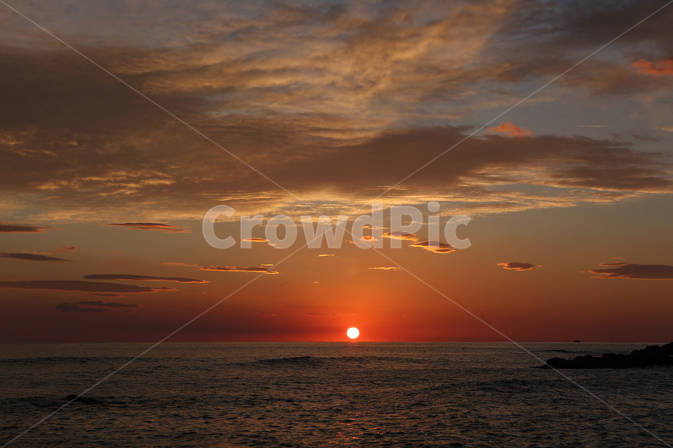 바다,하늘,일출,동해,sea,sky,sunrise,eastsea,자연,풍경,nature,landscape,sunlight,햇빛,outdoors,옥외,sunset,일몰,dusk,황혼,dawn,새벽,red sky,붉은 하늘