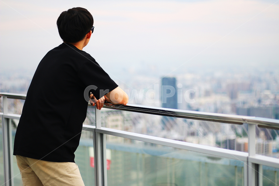 인물,뒷모습,도시,휴식,여름,날씨,바람,건물,화창,시선,힐링,사람,인물,인간,human,person,남성,남자,man,male,휴식,힐링,rest,relaxation,healing