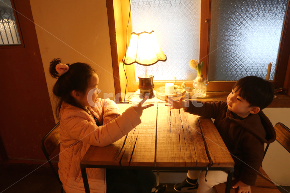 남매,어린이,아이,가위바위보,분위기,사람,인물,인간,human,person,어린이,어린아이,child,children,kid
