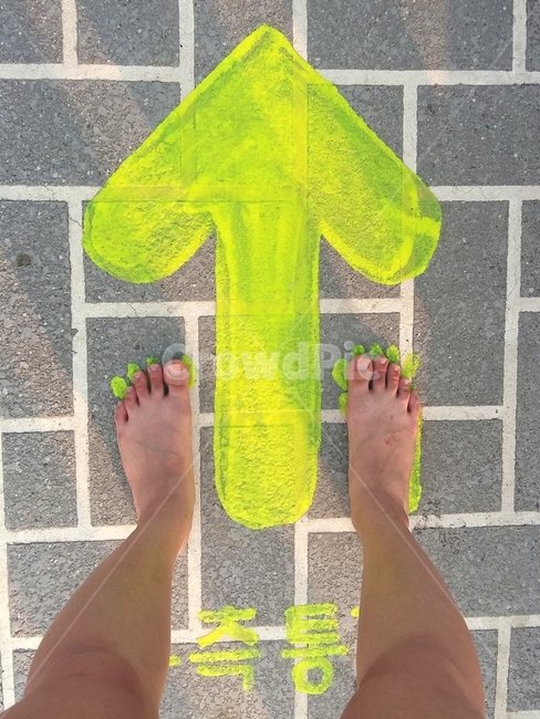 화살표,진행,발,여자발,다리,사람,바닥,우측통행,앞,발가락,발모양,발목