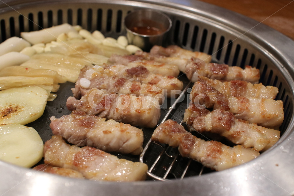 삼겹살,돼지고기,고기,목살,삼겹,쌈야채,쌈채소,상추,고추,깻잎,배추