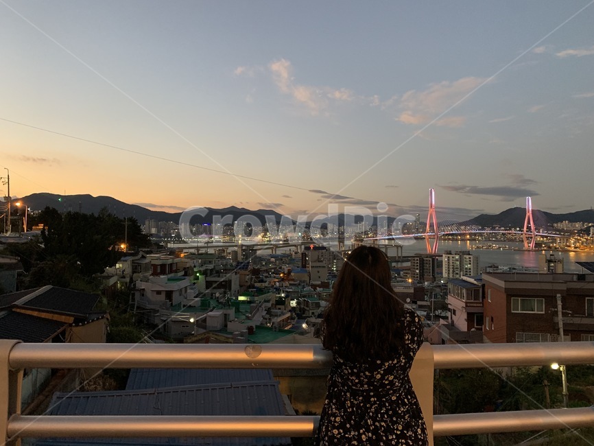 뒷모습,뒷태,여자,사람,영도,영도다리,노을,하늘,부산,도시,풍경,city,landscape,한국도시풍경,한국도시경관,korea cityscape