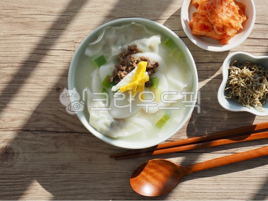 떡만두국,떡국,만두국,떡,한식,한국전통음식,한국음식,한국문화,음식,배경,음식문화,웰빙,웰빙음식,설날,식사,설날음식,명절,명절음식,흰색,국물,야채,아시아음식,떡국떡,koreantraditionalfood,koreanfood,ricecakesoup,mochi,koreanculture,food,background,foodculture,wellbeing,wellbeingfood,newyear,meal,chinesenewyearfood,holiday,holidayfood,white,soup,asianfood,계란,소고기,반찬,egg,beef,sidedish,숟가락,젓가락,김치,멸치볶음,spoon,chopsticks,kimchi,friedanchovies,음식,식재료,요리,food,cook,meal,dishes,food reserves,한식,한국음식,한국요리,korean food,korean dishes,korean meal,korean cook