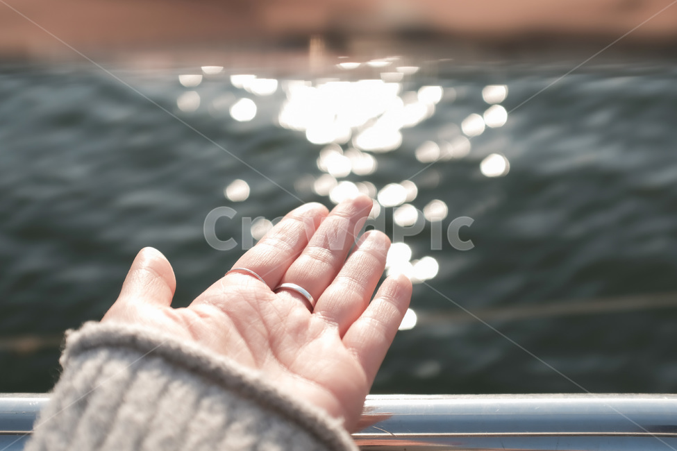 여자손,윤슬,햇빛,물결,손,감성사진,감성,햇살,강,물,손가락,finger,사람,인물,인간,human,person,신체일부,몸,body,여성,여자,woman,female,lady