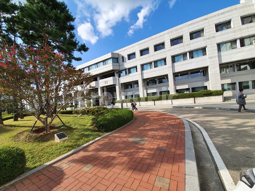 human,인간,person,사람,officebuilding,사무실건물,building,건물,campus,교정