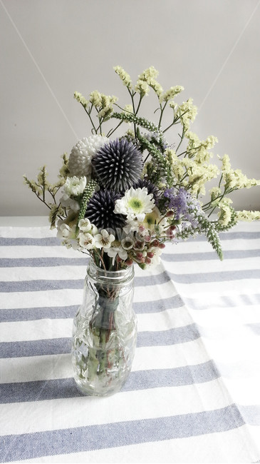 꽃,식물,테이블,스트라이프,화병,유리병,장식,꽃다발,조화로운,아름다운,flowers,plants,table,stripe,테이블보,줄무늬,beautiful
